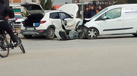 Batkent Mahallesi'nde iki otomobil arpt