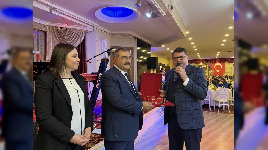 EMİRDAĞLILAR PLATFORMU MAHMUT ÇORUMLU’YA VEFA GECESİ DÜZENLEDİ